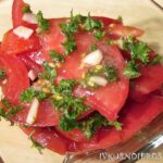 Салат из помидоров с чесноком